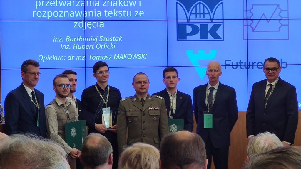 Studenci odbierający nagrodę